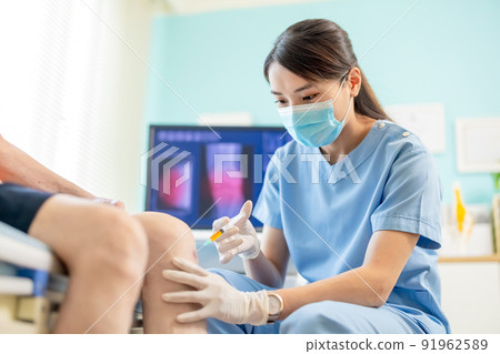doctor make injection in knee 91962589