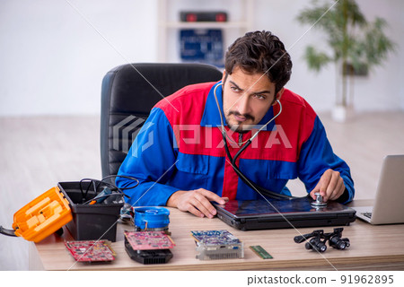 Young male repairman repairing computer 91962895