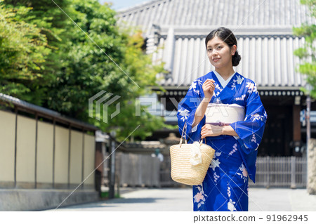享受京都之旅的和服女人 91962945