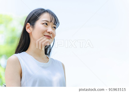 新鮮綠色的令人興奮的日本女人(微笑) 新鮮綠色的令人興奮的日本女人(微笑) 91963515