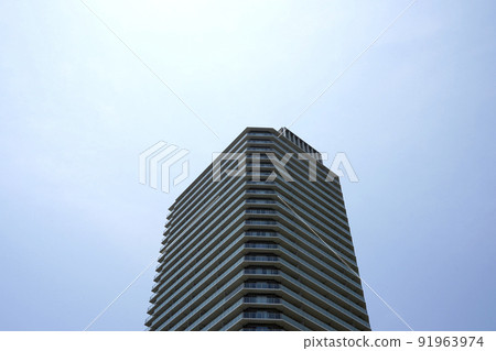 仰望塔式公寓的外部 仰望塔式公寓的外部 91963974
