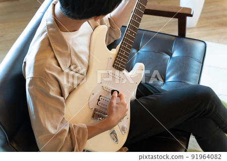 彈白色電吉他的年輕人 彈白色電吉他的年輕人 91964082