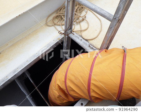 A state where a blower is installed for ventilation inside the tank 91964290