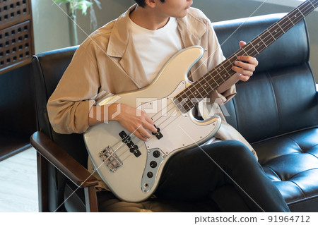 彈電貝司的年輕人 彈電貝司的年輕人 91964712