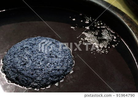 Indigo dyeing process in Tokushima, the production center of indigo dyeing 91964790