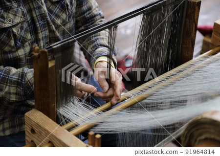 Japanese traditional crafts, weavers and weavers who make kimono 91964814