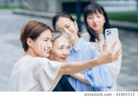 Women of various ages taking commemorative photos 91965513
