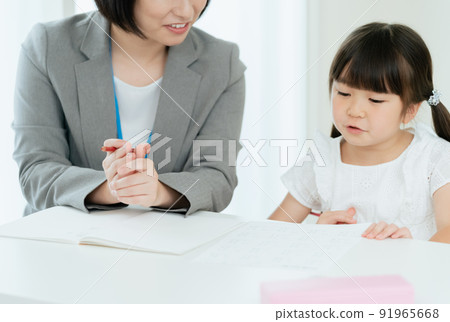 Elementary school girl studying at a cram school Elementary school girl studying at a cram school 91965668