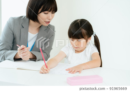 Elementary school girl studying at a cram school Elementary school girl studying at a cram school 91965669