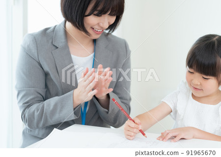 Elementary school girl studying at a cram school Elementary school girl studying at a cram school 91965670