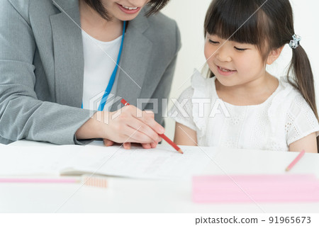 Elementary school girl studying at a cram school Elementary school girl studying at a cram school 91965673