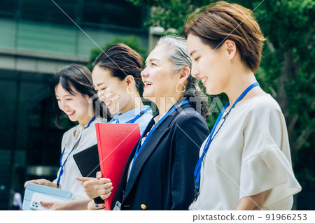 以白髮女性為中心的業務團隊 以白髮女性為中心的業務團隊 91966253