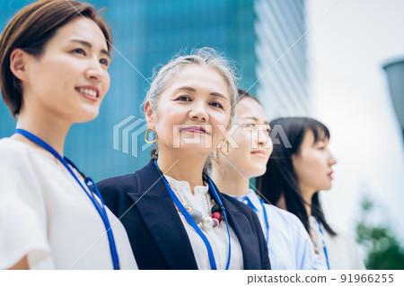 以白髮女性為中心的業務團隊 以白髮女性為中心的業務團隊 91966255