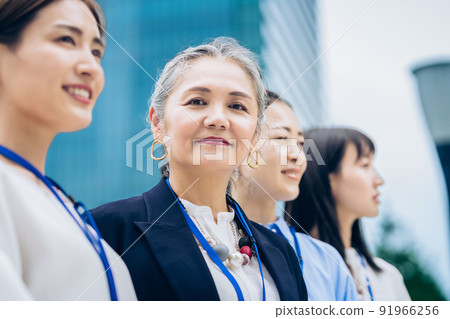 以白髮女性為中心的業務團隊 以白髮女性為中心的業務團隊 91966256