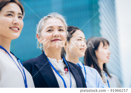 以白髮女性為中心的業務團隊 以白髮女性為中心的業務團隊 91966257