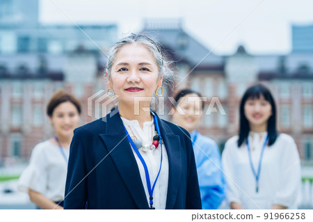 以白髮女性為中心的業務團隊 以白髮女性為中心的業務團隊 91966258
