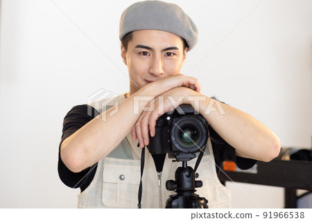 Cameraman in the shooting studio Cameraman in the shooting studio 91966538