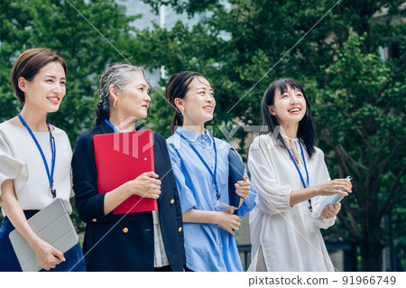 走在商業區的不同年齡的女商人 走在商業區的不同年齡的女商人 91966749