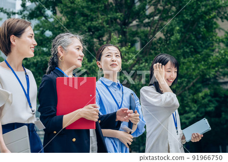 走在商業區的不同年齡的女商人 走在商業區的不同年齡的女商人 91966750