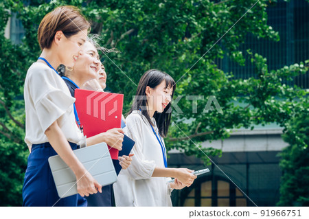 走在商業區的不同年齡的女商人 走在商業區的不同年齡的女商人 91966751