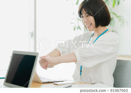 A woman who works lively in the office A woman who works lively in the office 91967003