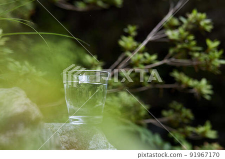 一杯放在大自然中的水 91967170