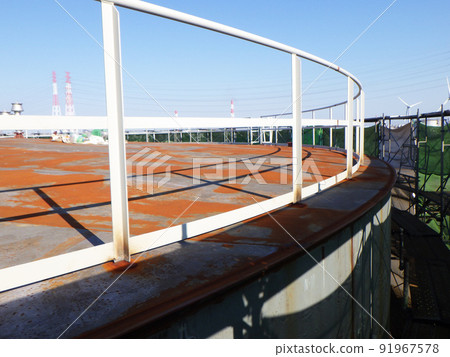 Rusted roof iron plate during tank construction 91967578