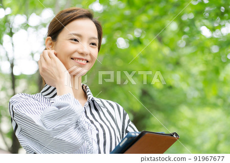 Fresh green, female in her 20s Fresh green, female in her 20s 91967677