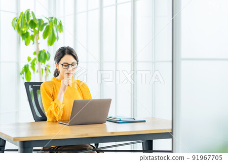 在現代辦公室使用筆記本電腦的女性 91967705