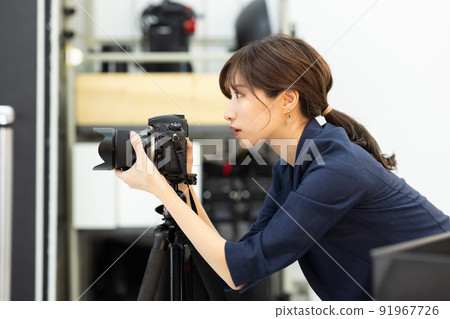 攝影棚裡的攝影師 91967726