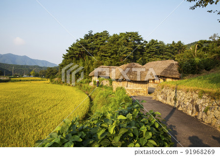 智異山杜勒街南原德池裡茅草屋村 智異山杜勒街南原德池裡茅草屋村 91968269