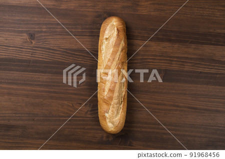 木紋桌背景上的法式長棍麵包 91968456
