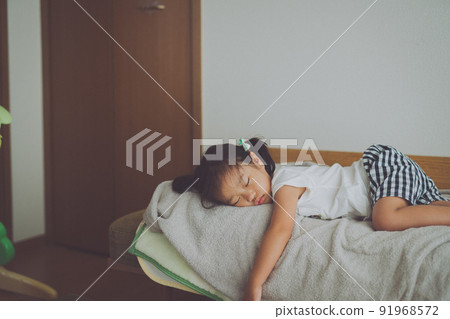 女孩累了,在家打盹 女孩累了,在家打盹 91968572