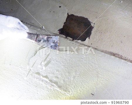 Peeling of the paint film on the bottom plate of the inner surface of the tank Peeling of the paint film on the bottom plate of the inner surface of the tank 91968790