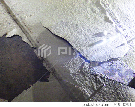 Peeling of the paint film on the bottom plate of the inner surface of the tank 91968791