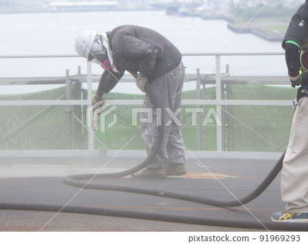 Blast work status before painting during tank construction work 91969293