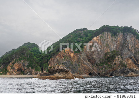 在海的阿爾卑斯山的北山崎懸崖的壯麗景色 在海的阿爾卑斯山的北山崎懸崖的壯麗景色 91969381