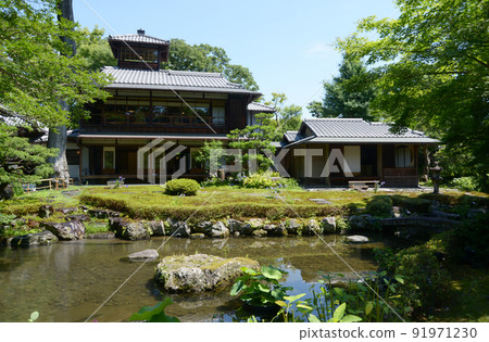 從京都左京區下鴨花園看到的舊三井家下鴨別邸本館和茶室 從京都左京區下鴨花園看到的舊三井家下鴨別邸本館和茶室 91971230