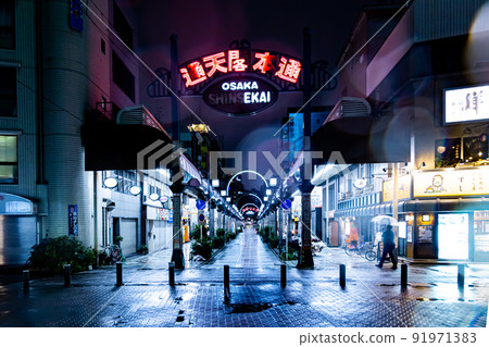 Osaka rainy night Tsutenkaku Hondori 91971383