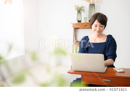 A woman who works on a computer 91971921