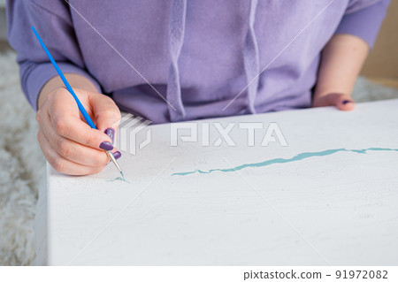 The adult woman painting by numbers, pastel colors, drawing on canvas 91972082