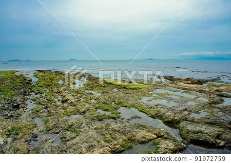 The horizon seen from the rocky area 91972759