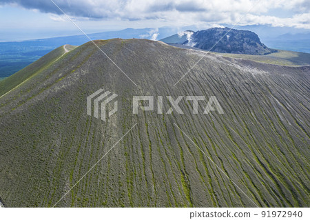 Mt. Tarumae seen from the sky (aerial view) Mt. Tarumae seen from the sky (aerial view) 91972940