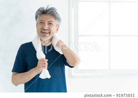 Senior men wiping sweat (exercise / sports / health / healthcare) 91973831