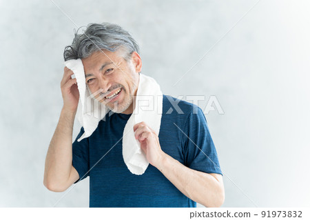 Senior men wiping sweat (exercise / sports / health / healthcare) 91973832