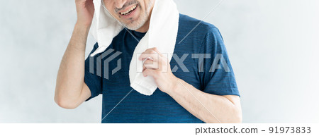 擦汗的老人（運動/運動/健康/保健） 91973833