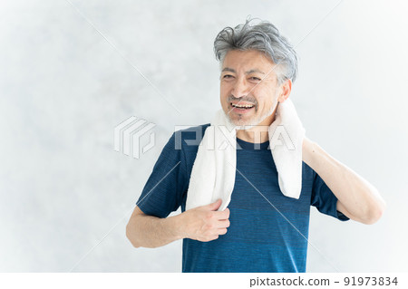Senior men wiping sweat (exercise / sports / health / healthcare) 91973834