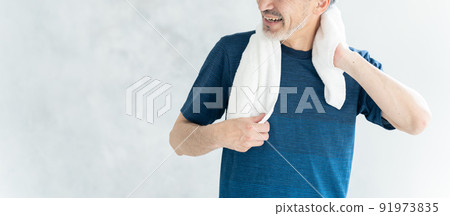 擦汗的老人（運動/運動/健康/保健） 91973835