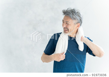 Senior men wiping sweat (exercise / sports / health / healthcare) 91973836