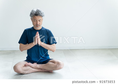 用瑜伽打坐的老人（健康/保健） 91973853